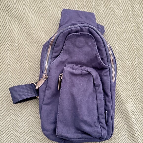 Girrlscout The Scout Sling Bag - Black (DISCONTINUED STYLE) - Picture 3 of 4